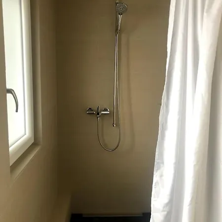 شقة 1br With Balcony - West 13